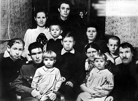 В семье Леоновых было 10 детей, Алексей (крайний слева) был восьмым. С родителями, братьями и сестрами, конец 40-х. «У нас, наверное, трудно порядочную семью найти, которую бы репрессии миновали»