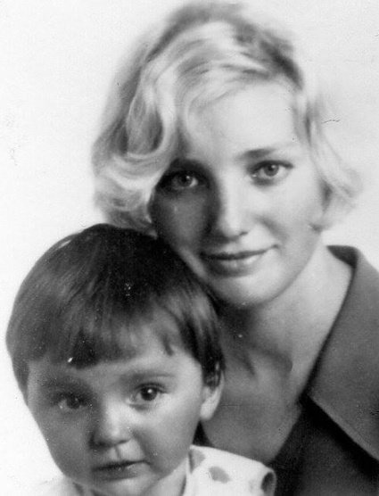 Супруга Виктора Суворова Татьяна с их дочерью Оксаной, 1974 год. «В Украине наша Оксаночка родилась, здесь и мои родители, и Танины похоронены...»