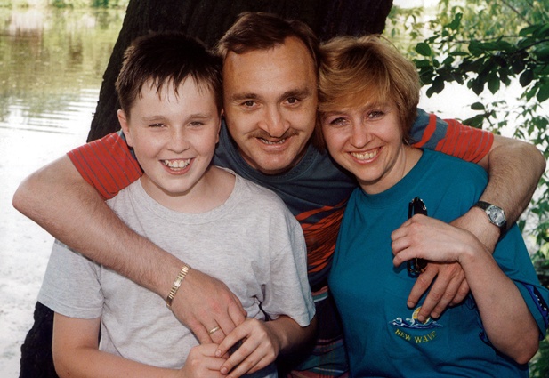 С женой Татьяной и сыном Вадимом, конец 80-х. «Когда передо мной стоял выбор жизненного пути, футбол в Украине был развален. И пришлось выбирать: идти учиться или играть. Я выбрал первое»