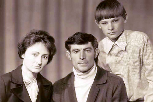 Дмитрий с родителями, Донецк, 1978 год. «Я подростком видел, как отец сделал очень сложной жизнь мамы»