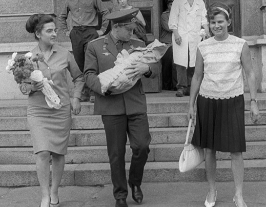 Алексей Леонов забирает новорожденную Оксану из роддома, слева — его супруга Светлана, справа — Валентина Терешкова, 1967 год