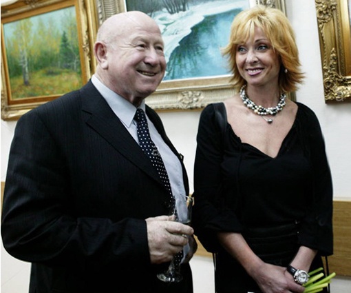 Алексей Архипович с дочерью Оксаной на открытии своей персональной выставки «Земная и космическая жизнь», апрель 2005 года