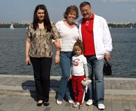 Анатолий Гриценко с дочерью от первого брака Светланой, женой Юлией Мостовой и их дочерью Аней, Днепр, 2009 год