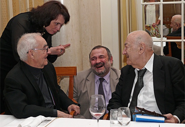 Гроссмейстер и шахматный теоретик Марк Тайманов с супругой Надеждой и Виктор Корчной с сыном Игорем от первого брака 