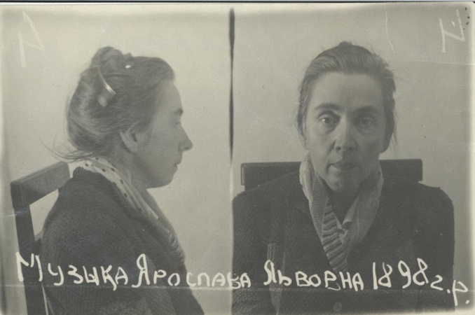 Некоторые картины львовской художницы Ярославы Музыки удалось сохранить после ее ареста, среди них была «Девочка с песиком»