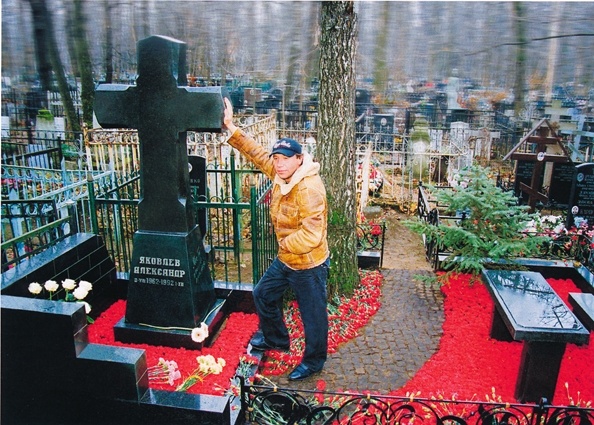 На могиле брата на Ваганьковском кладбище в Москве. «Думаю, Саня мной бы сейчас гордился»