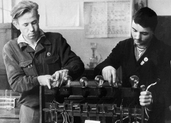 Алексей с одноклассником в школьной лаборатории, 1952 год