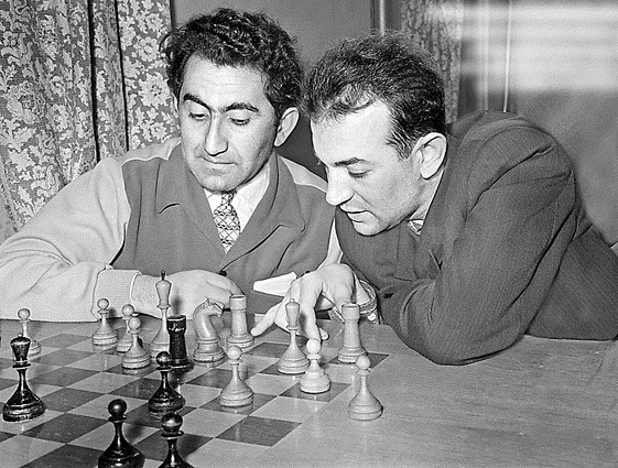 С Тиграном Петросяном за разбором партии, Москва, 1961 год. «Петросян был строгим и суровым королем Игры»