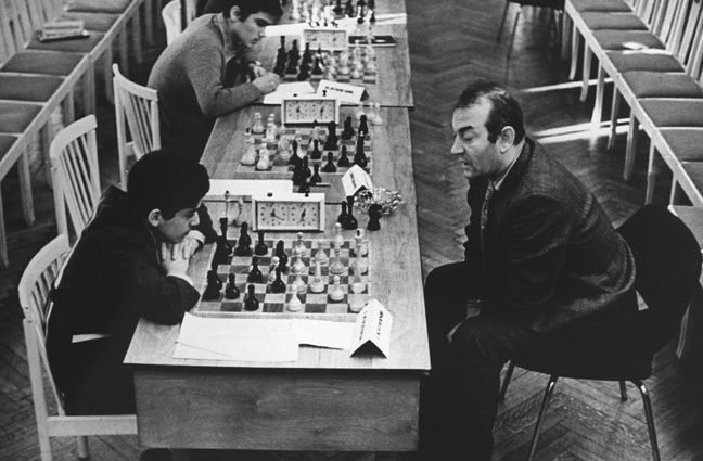 С Гарри Каспаровым на сеансе одновременной игры с детской сборной Азербайджана, 1975 год
