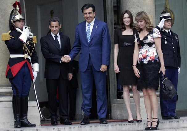 Президент Франции Николя Саркози с супругой Карлой Бруни и Михеил Саакашвили с женой Сандрой Рулофс у Елисейского дворца в Париже, 2010 год