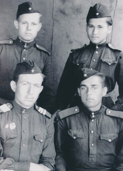 Витольд Фокин (справа вверху) с сослуживцами во время службы в армии, 1950 год