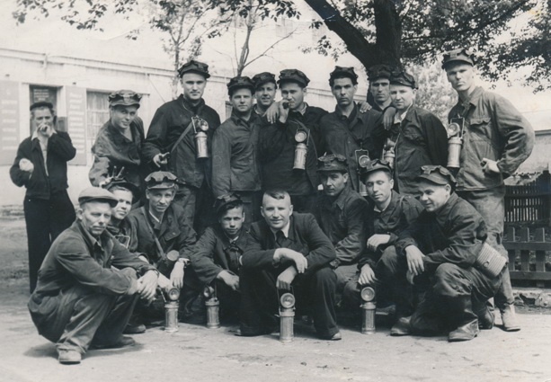 Витольд Фокин (стоит в центре с сигаретой) перед спуском в шахту, Макеевка, 1957 год