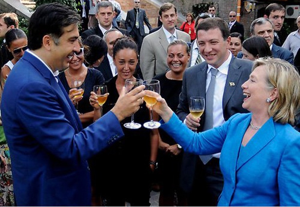 Госсекретарь США Хиллари Клинтон в Грузии во время своего турне по Закавказью и Восточной Европе, 2010 год. «Американцы очень много хорошего для нас сделали, оружие нам предоставили, которое Украине сейчас предоставляют, особые условия для торговли создали»