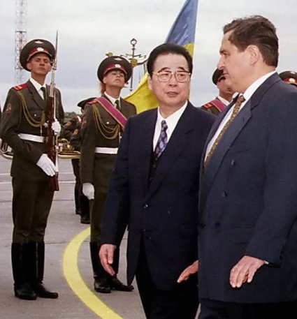 С премьером Госсовета КНР Ли Пэном во время его визита в Киев, 1995 год