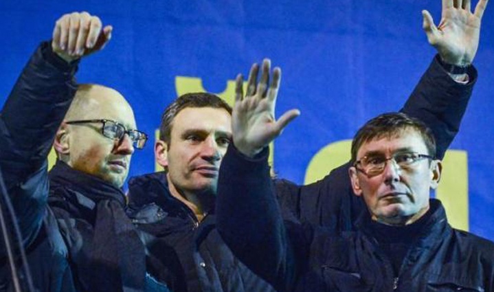 Арсений Яценюк, Виталий Кличко и Юрий Луценко на сцене Евромайдана, январь 2014 года