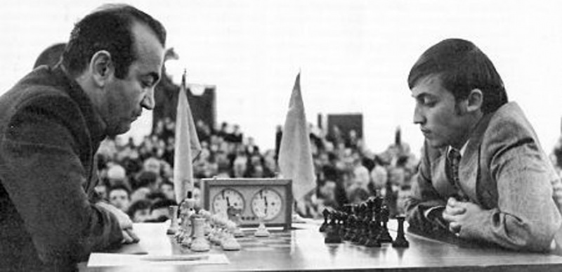 В финальном матче претендентов на первенство мира в 1974 году Виктор Корчной встречался с Анатолием Карповым. «Матч проходил в сомнительных условиях. Все крупнейшие гроссмейстеры СССР обязаны были нести свои замыслы и идеи моему сопернику»