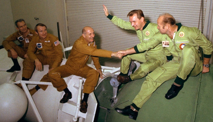 Астронавты и космонавты Дональд Слейтон, Вэнс Бранд, Томас Стаффорд, Валерий Кубасов и Алексей Леонов сидят на макетах космических кораблей «Аполлон» и «Союз» в Космическом центре Джонсона НАСА, Хьюстон, США, 1975 год