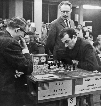 Виктор Корчной (справа) и Михаил Ботвинник (стоит) на международном шахматном турнире, 1960 год