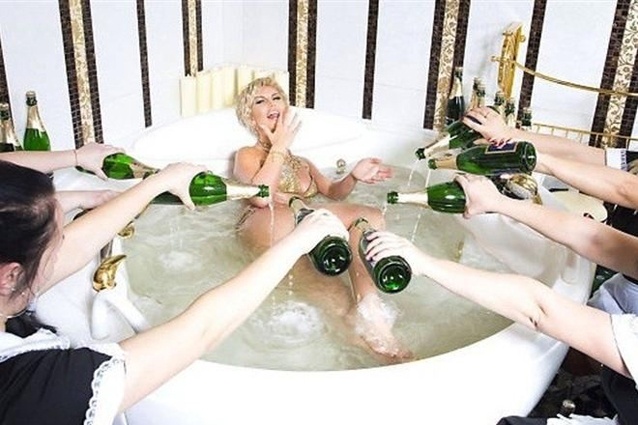 «По правилам наслаждаться купанием в ванне с шампанским каждый день нельзя. Это как массаж: принял 10-15 сеансов — и перерыв, но такие ванны действительно помогают. Кожа становится бархатистой, ускоряется обмен веществ, снимается усталость. Покупаю, кстати, не «Вдову Клико», а самое обычное шампанское, чаще всего сухое»