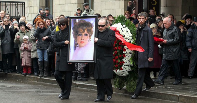 Похороны Людмилы Гурченко, 2 апреля 2011 года, впереди — ее стилист Аслан Ахмадов и муж Сергей Сенин. Однажды она при мне Аслану сказала: «Когда я умру, чтобы ты меня гримировал»