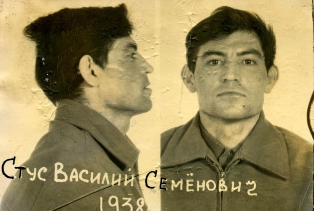 Василия Стуса арестовали 12 января 1972 года и в сентябре приговорили за «Антисоветскую агитацию и пропаганду» к пяти годам лагерного заключения и двум годам ссылки в Магаданской области. В Киев он вернулся в 1979-м и через полгода был арестован вторично, приговорен к 10 годам принудительных работ и пяти годам ссылки, умер в карцере в 1985-м после объявленной голодовки