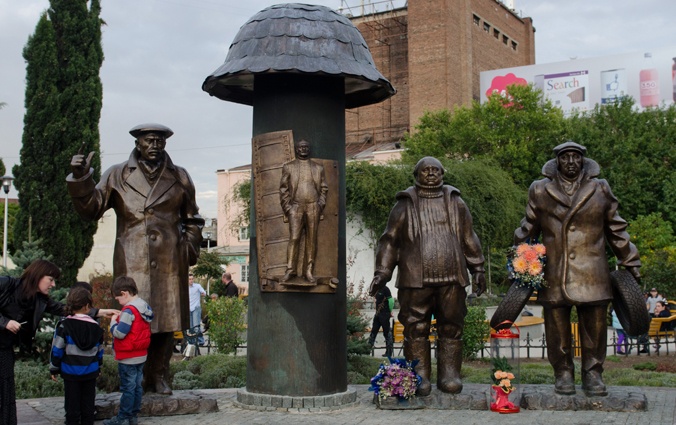 Скульптурная композиция в честь создателей легендарного «Мимино» в Тбилиси. «Если все мои фильмы взять, они действительно о дружбе народов — все национальности довольно-таки симпатичными там показаны»